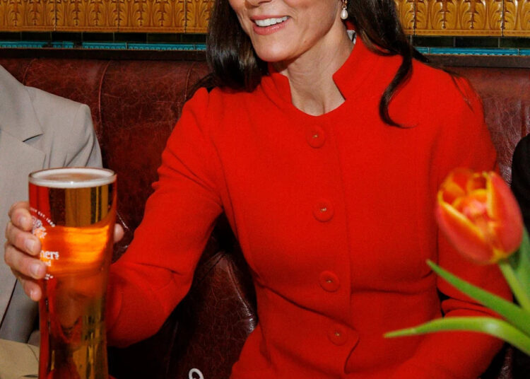 Membro da família real revela que a princesa Kate adora Beer Pong: ‘Ela ainda brinca conosco’