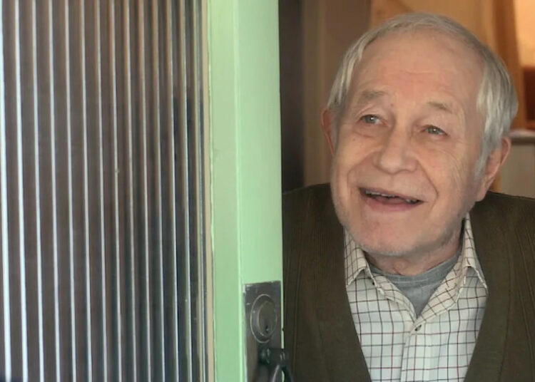Membro do elenco original de Coronation Street morre aos 89 anos