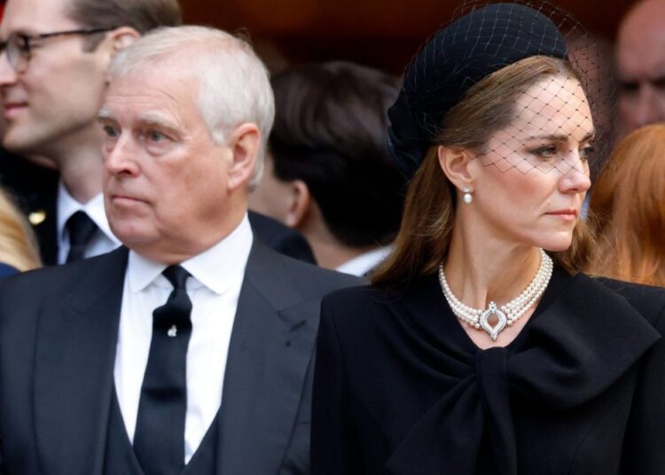 Mesmo nas profundezas de Norfolk, Andrew é um perigo para a Família Real