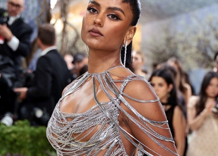 Met Gala 2026: Simone Ashley do vestido quase nu de Bridgerton
