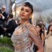 Met Gala 2026: Simone Ashley do vestido quase nu de Bridgerton