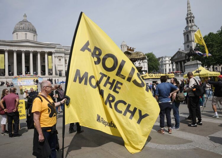 Notícias reais: manifestantes do lado de fora do Palácio de Buckingham pedem a abolição da monarquia