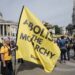 Notícias reais: manifestantes do lado de fora do Palácio de Buckingham pedem a abolição da monarquia