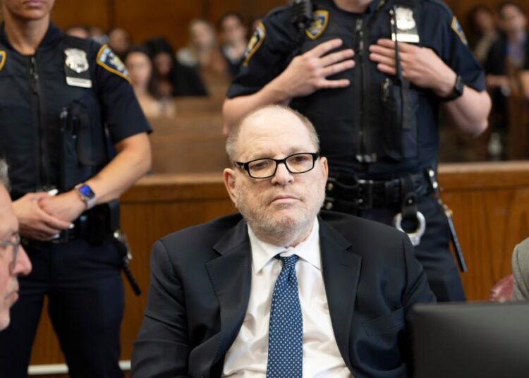 Novo julgamento de estupro de Harvey Weinstein foi declarado anulado pelo juiz