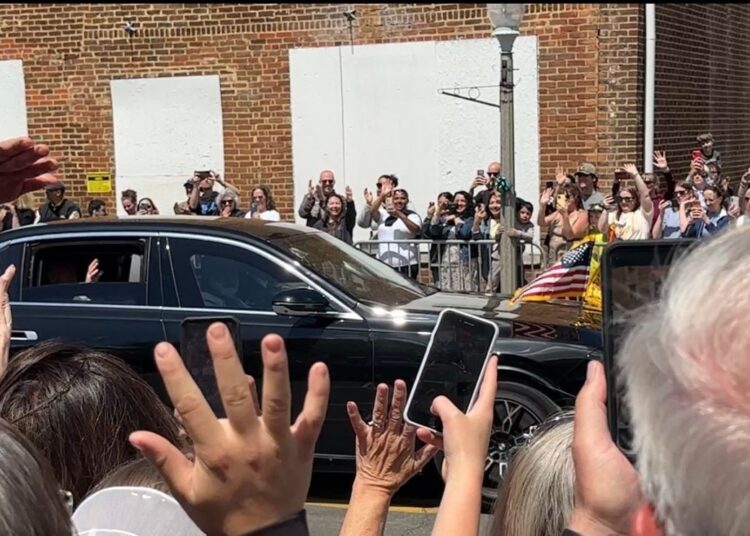 O Rei Charles e a Rainha Camilla atraem uma multidão de milhares de pessoas para Front Royal, Virgínia