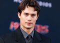 O abdômen rasgado de Nicholas Galitzine se torna viral em novo trailer