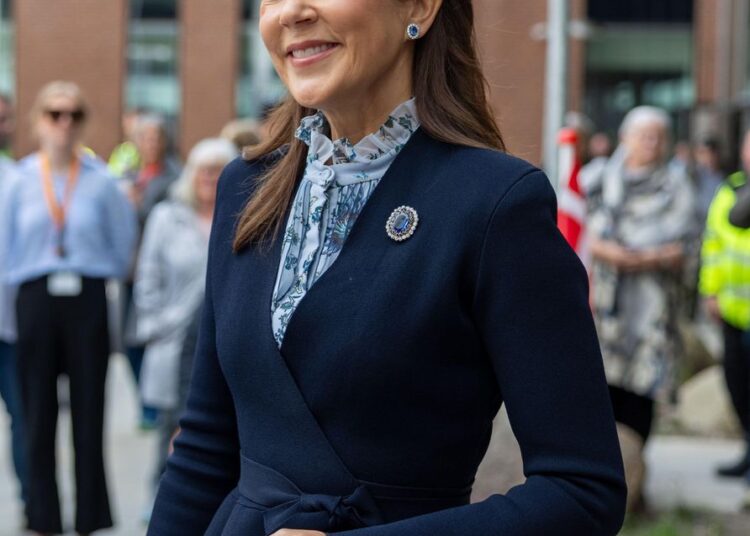 O conjunto azul da Rainha Mary escondeu um momento marcante da joalheria real