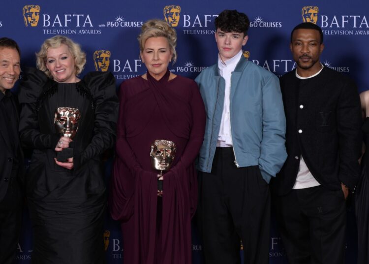 O criador da adolescência, Jack Thorne, elogia especialmente Owen Cooper enquanto a série faz história no BAFTA