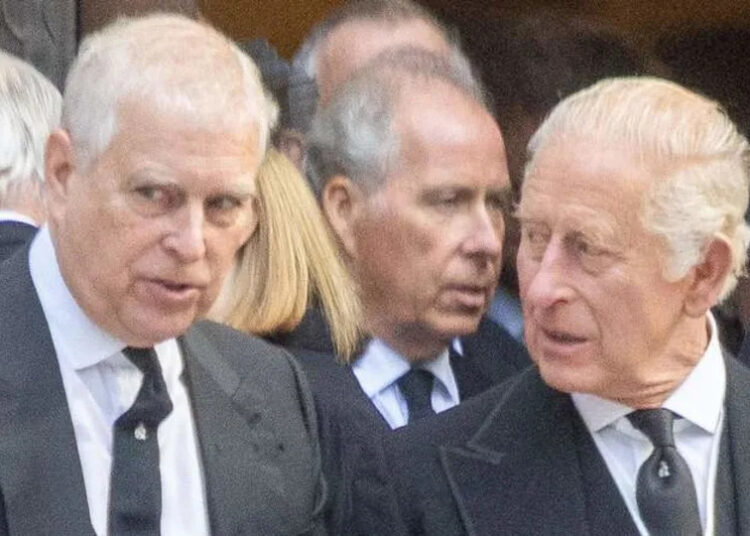 O ex-príncipe Andrew ‘não pode ser completamente excluído’ da família real após escândalos, afirma o especialista