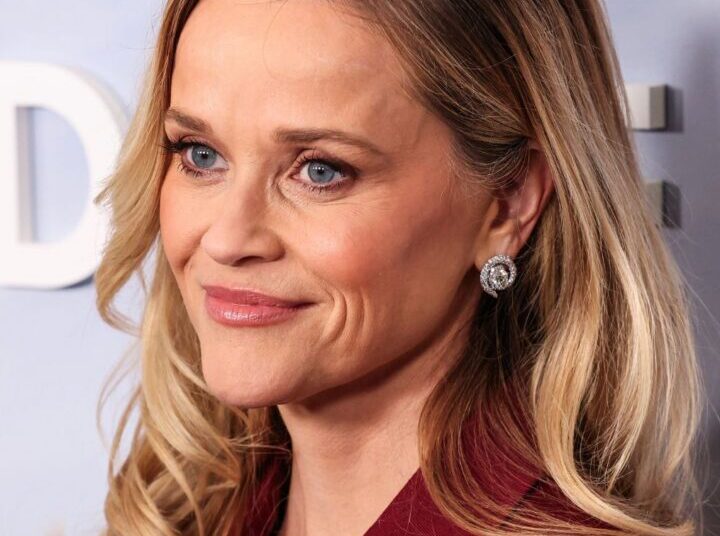 O filho de Reese Witherspoon se parece exatamente com ela nas novas fotos da formatura