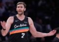 O jogador da NBA Kornet pede que Hawks cancele a promoção do clube de strip