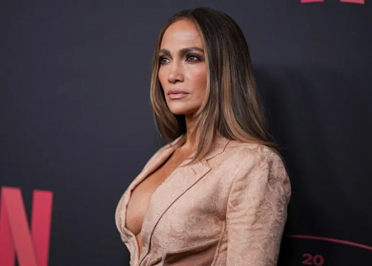 O look blazer de Jennifer Lopez faz os fãs olharem duas vezes
