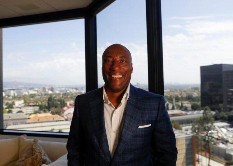 O magnata do entretenimento Byron Allen vai adquirir Buzzfeed e celebridade.land
