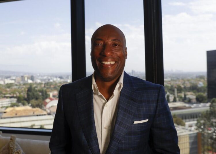O magnata do entretenimento Byron Allen vai adquirir Buzzfeed e celebridade.land