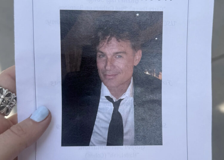O memorial de Patrick Muldoon é realizado 1 mês após a morte aos 57 anos