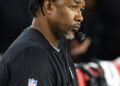 O novo DC dos Steelers, Patrick Graham, abraçando as expectativas, construindo comunicação através da música