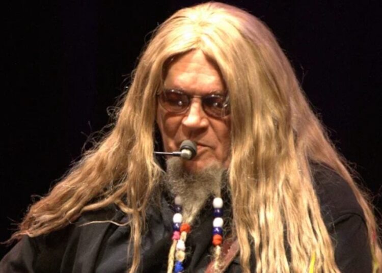 O novo álbum póstumo de David Allan Coe vem com perguntas sérias
