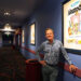 O novo centro de entretenimento de Cape Cod exibe filmes de verão, atrasa shows ao vivo