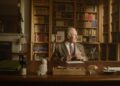 O rei Charles pede a ajuda de animais para entregar a David Attenborough seu cartão de aniversário de 100 anos