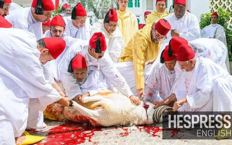 O rei Mohammed VI lidera os ritos do Eid em Rabat ao lado da família real