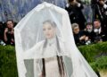 O vestido Robert Wun de Lisa no Met Gala canalizou sua deusa interior