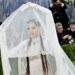 O vestido Robert Wun de Lisa no Met Gala canalizou sua deusa interior