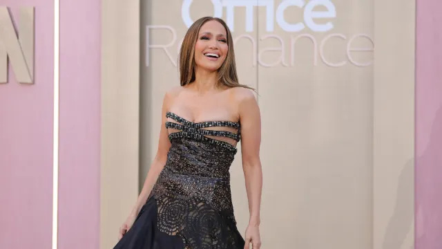 O vestido monot justo de Jennifer Lopez apresenta uma fenda super alta nas costas