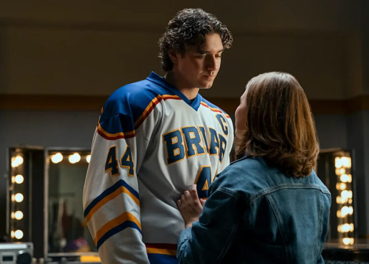 'Off Campus' - o novo romance de hóquei do Prime Video - está repleto de nostalgia da era WB. Os fãs não se cansam disso.
