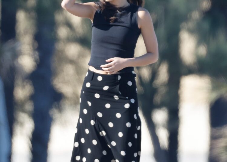 Olivia Rodrigo está linda com look de bolinhas em Barcelona