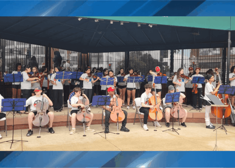 Orquestra da Thomas Jefferson Middle School se apresenta antes do confronto Cardinals-Royals