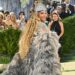 Os convidados do Met Gala tomam liberdades artísticas com o código de vestimenta