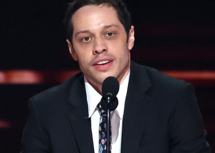 Pete Davidson elogia Kim Kardashian no programa da Netflix como “Superhuman”