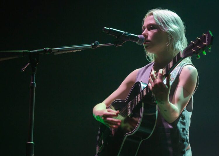 Phoebe Bridgers estreia três novas músicas no primeiro show solo em três anos no Novo México