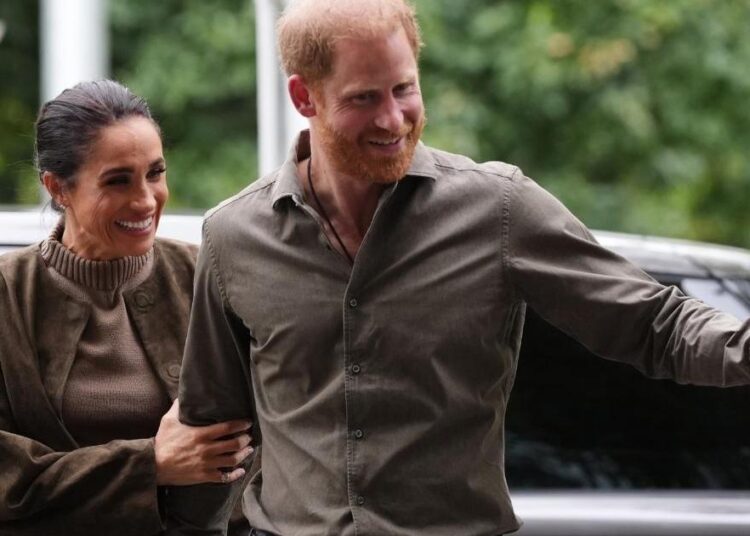 Por que Meghan Markle e o Príncipe Harry estão se comportando como 'pseudo-reais' - especialista