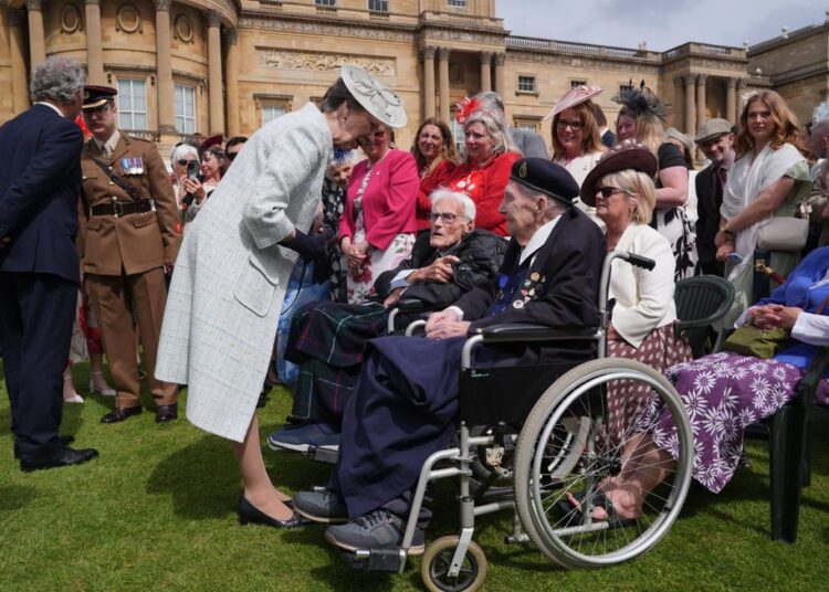 Princesa Anne disse para 'desacelerar' pelo veterano de 100 anos na festa no jardim do Palácio de Buckingham