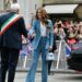 Princesa Kate impressiona de azul ao chegar à Itália | Real | Notícias