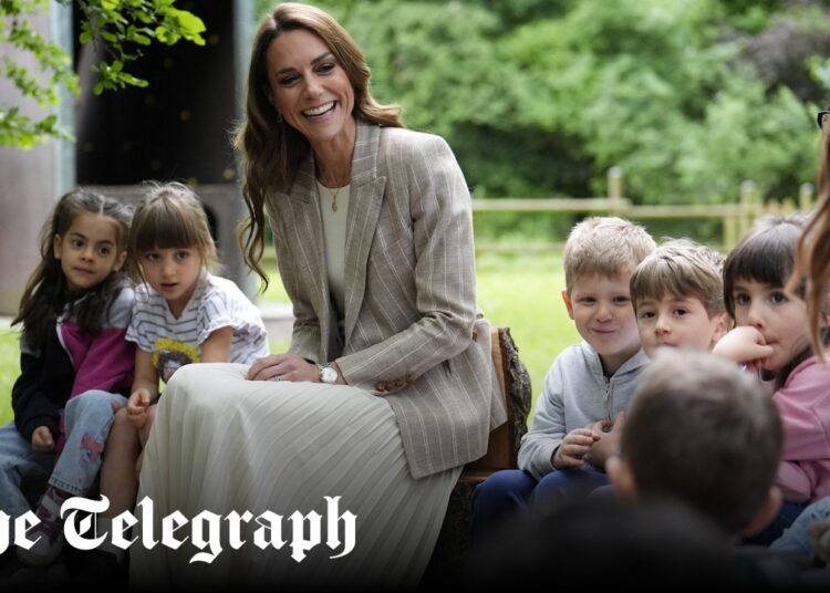 Princesa de Gales visita creche no segundo dia de viagem à Itália
