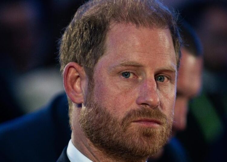 Príncipe Harry ‘chateado’ depois de ver foto de aniversário da família real – reportagem