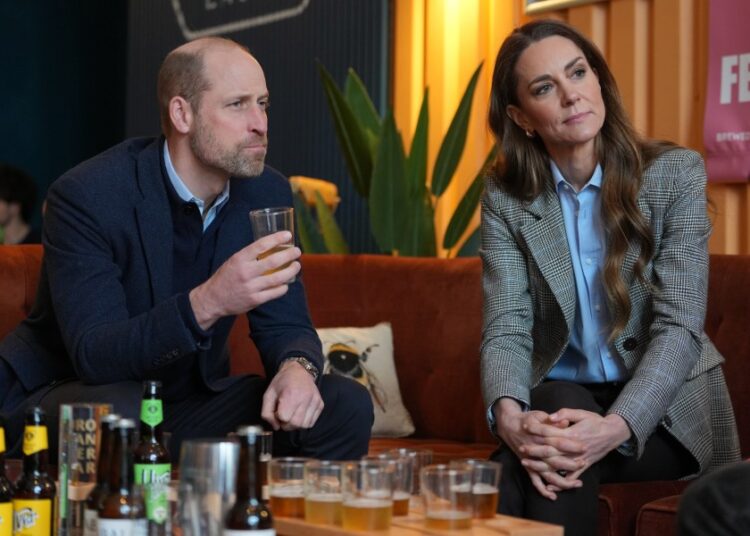Príncipe William elogia o retorno da princesa Kate aos deveres reais