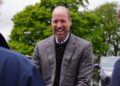 Príncipe William serve bolo enquanto faz aparição vital | Real | Notícias