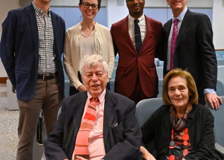 Professor de Harvard, autor discute direitos civis na palestra Myers (fotos)