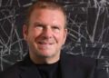 Quem é Tilman Fertitta, o bilionário que adquiriu a Caesars Entertainment? – CDC Jogos