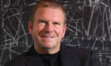 Quem é Tilman Fertitta, o bilionário que adquiriu a Caesars Entertainment? – CDC Jogos