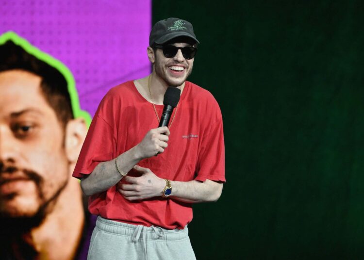 Quem é a “fonte” da PEOPLE para obter informações sobre o relacionamento de Pete Davidson e Elsie Hewitt?