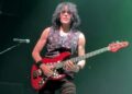 RUDY SARZO está trabalhando em uma nova música solo: ‘Eu realmente queria voltar às raízes da música que cresci tocando e amando’