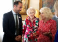 Rainha Camilla conversa com irmão da Princesa de Gales durante recepção na residência real