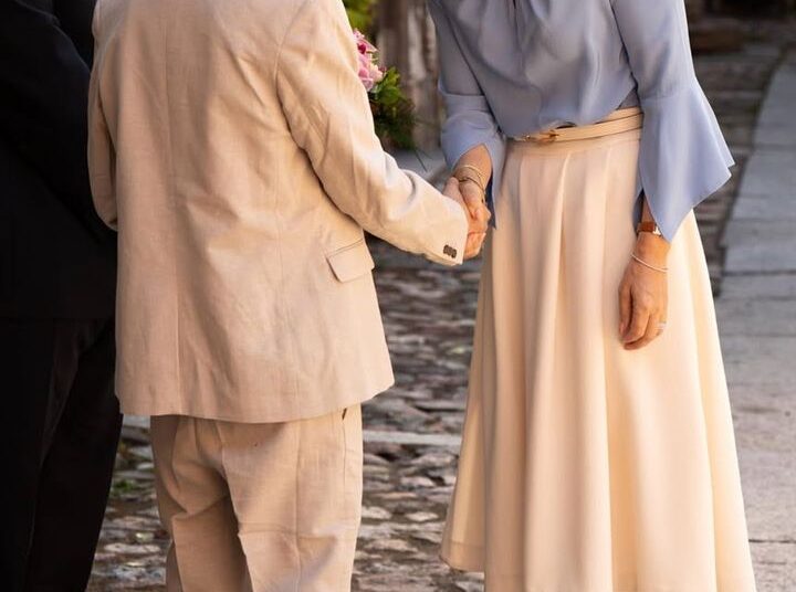 Rainha Mary e Duquesa Sophie Twin em Victoria Beckham parecem estar a 600 milhas de distância