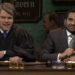 Recapitulação do Saturday Night Live: o apresentador Matt Damon retorna como Brett Kavanaugh ao lado de Kash Patel de Aziz Ansari