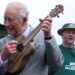 Rei Charles choca moradores locais com solo de ukulele no final da viagem à Irlanda do Norte