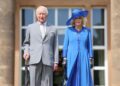Rei Charles e Rainha Camilla plantam árvore real em festa no jardim da Irlanda do Norte
